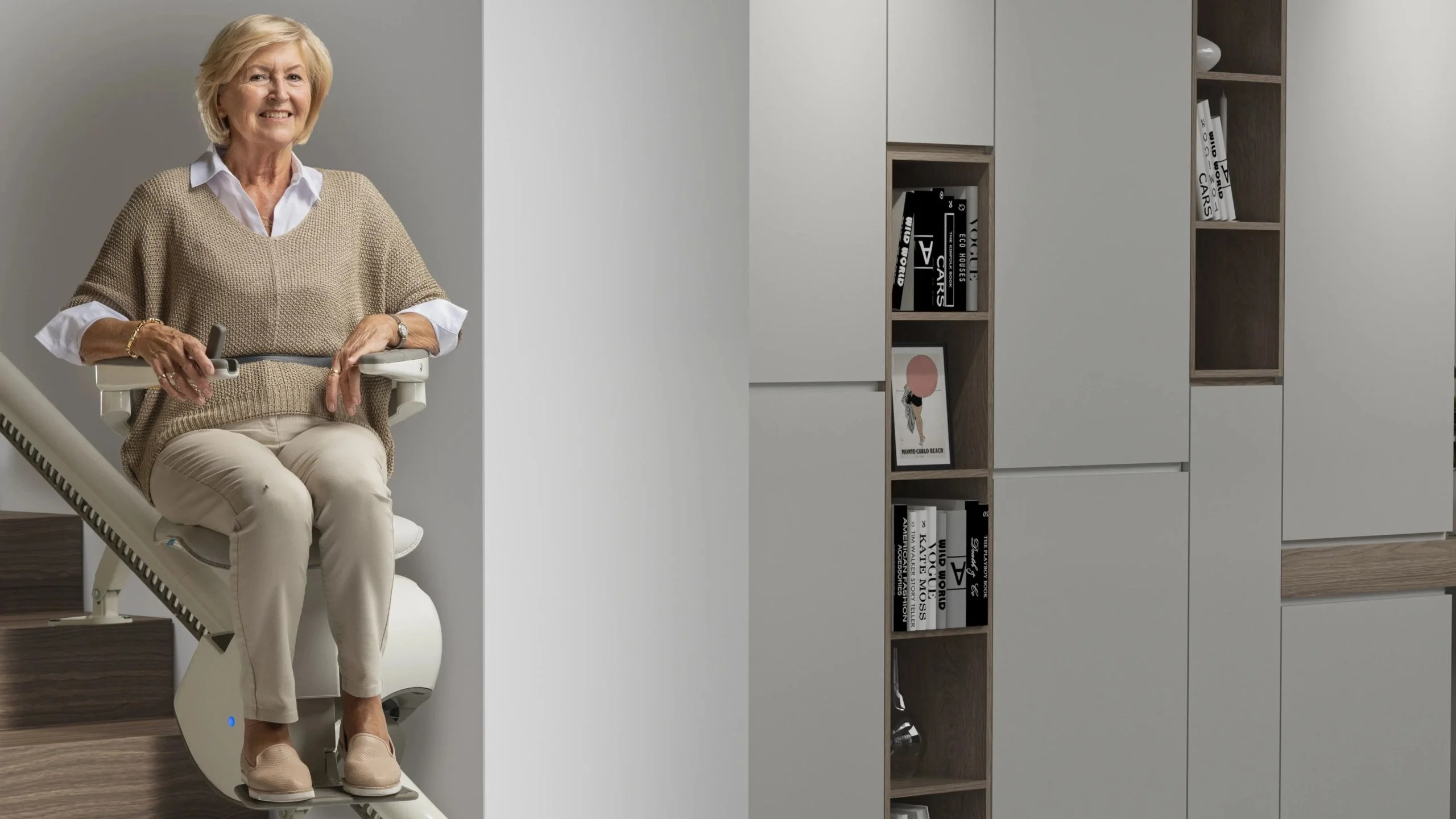 Cliente utilizando una silla salvaescaleras en su vivienda