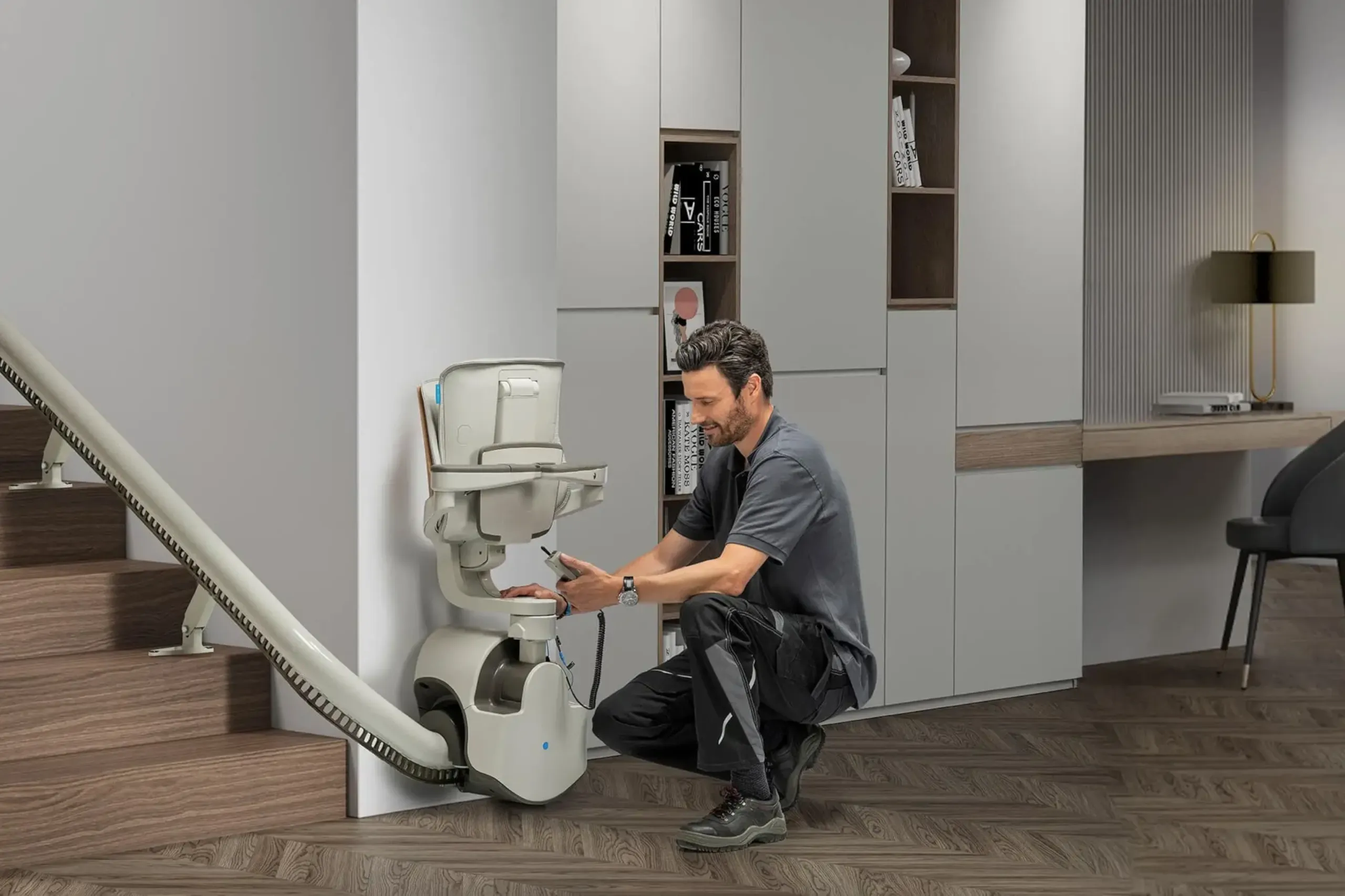 Técnico revisando el mantenimiento de una silla salvaescaleras