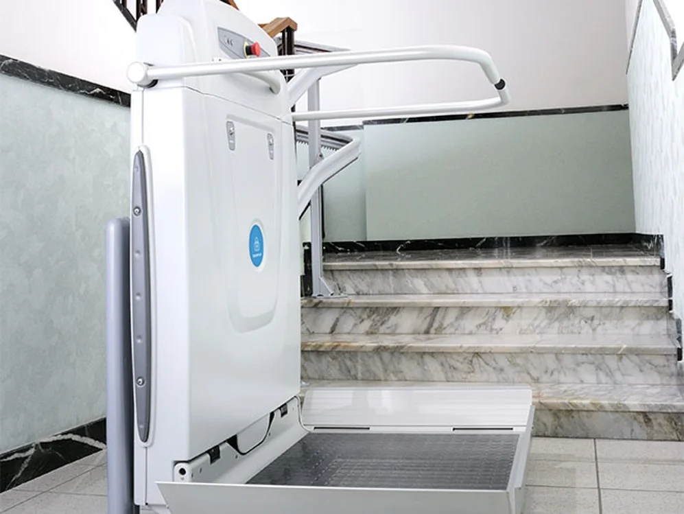 Plataforma salvaescaleras curva desplegada al pie de la escalera