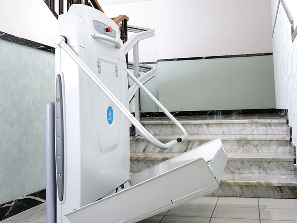 Plataforma salvaescaleras curva desplegándose en el recorrido