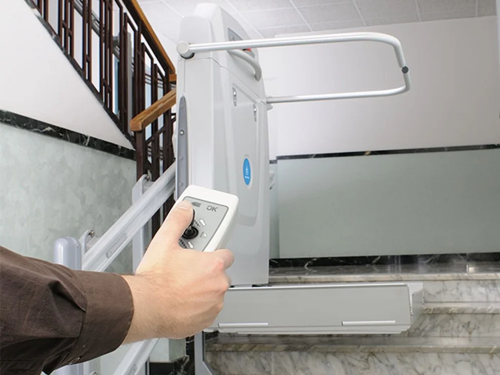Mando a distancia de una plataforma salvaescaleras curva