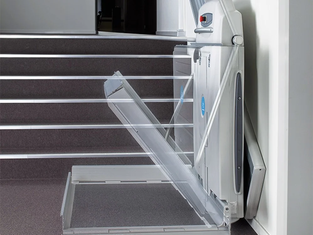 Detalle de la pisadera bajada de una plataforma salvaescaleras recta