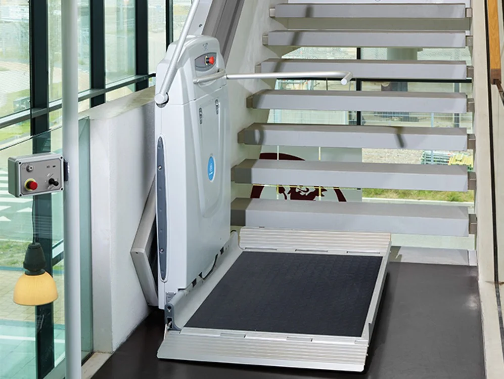 Plataforma salvaescaleras recta desplegada al pie de la escalera