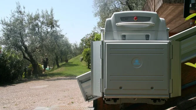Plataforma salvaescaleras recta instalada en un tramo de escalera