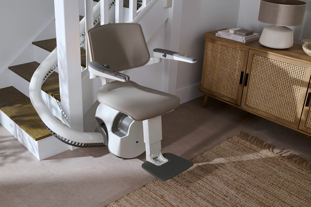 Silla salvaescaleras curva con diseño ergonómico instalada en una escalera con giro