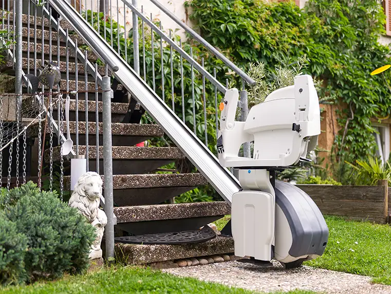 Silla salvaescaleras exterior instalada en un jardín