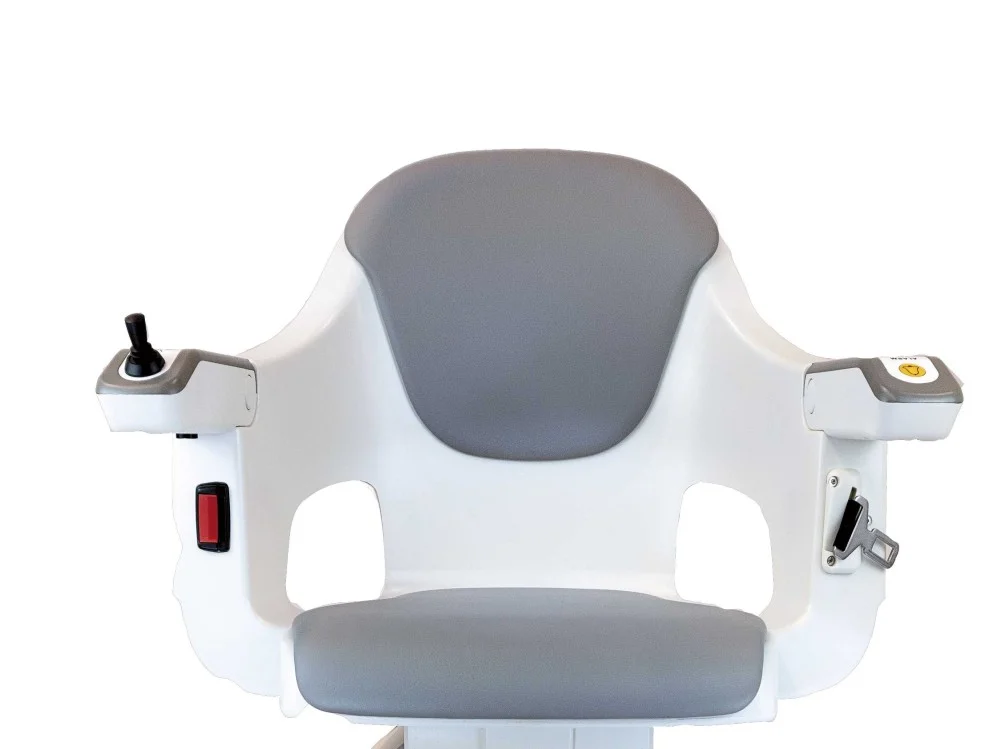 Detalle del asiento tapizado de una silla salvaescaleras recta