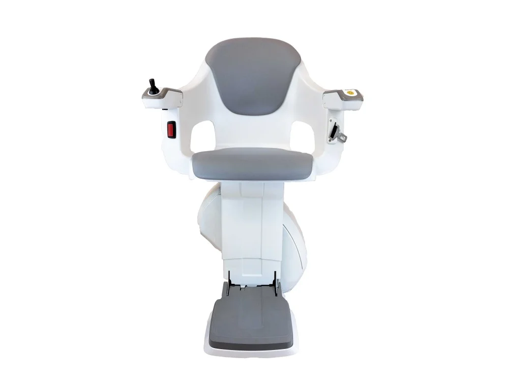 Vista frontal del reposabrazos y mando de una silla salvaescaleras recta
