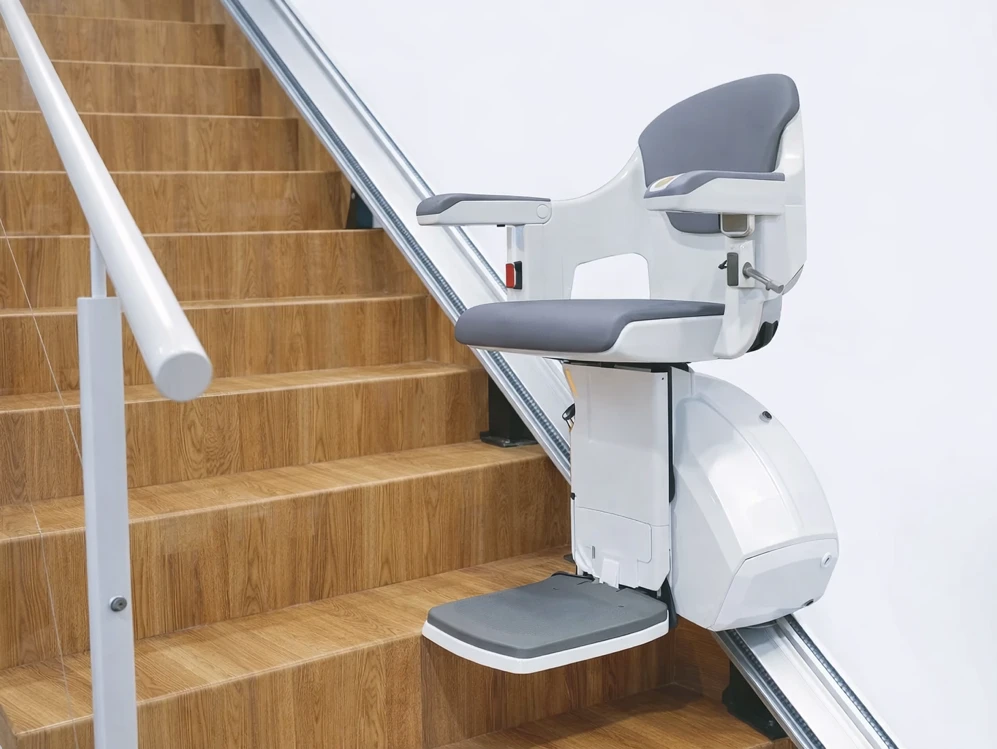 Silla salvaescaleras recta instalada en un tramo de escalera