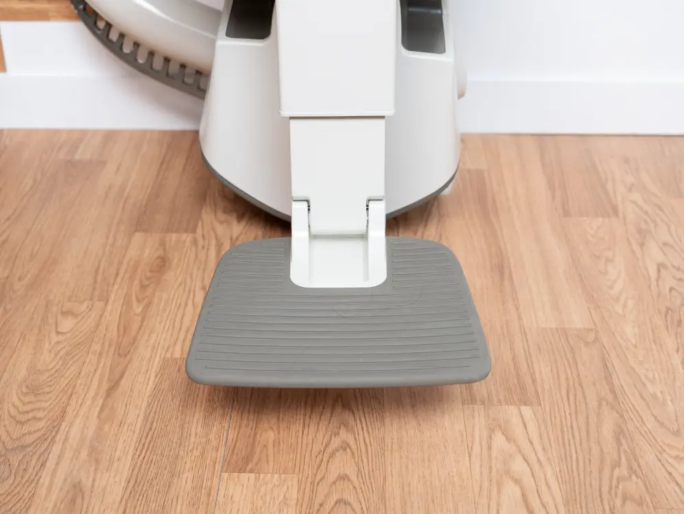 Silla salvaescaleras con el reposapiés plegado para no obstruir el paso