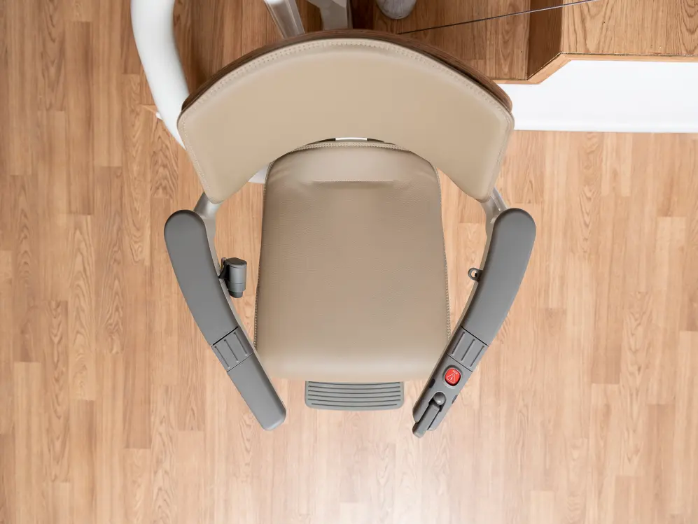Vista superior de una silla salvaescaleras mostrando el asiento y los reposabrazos